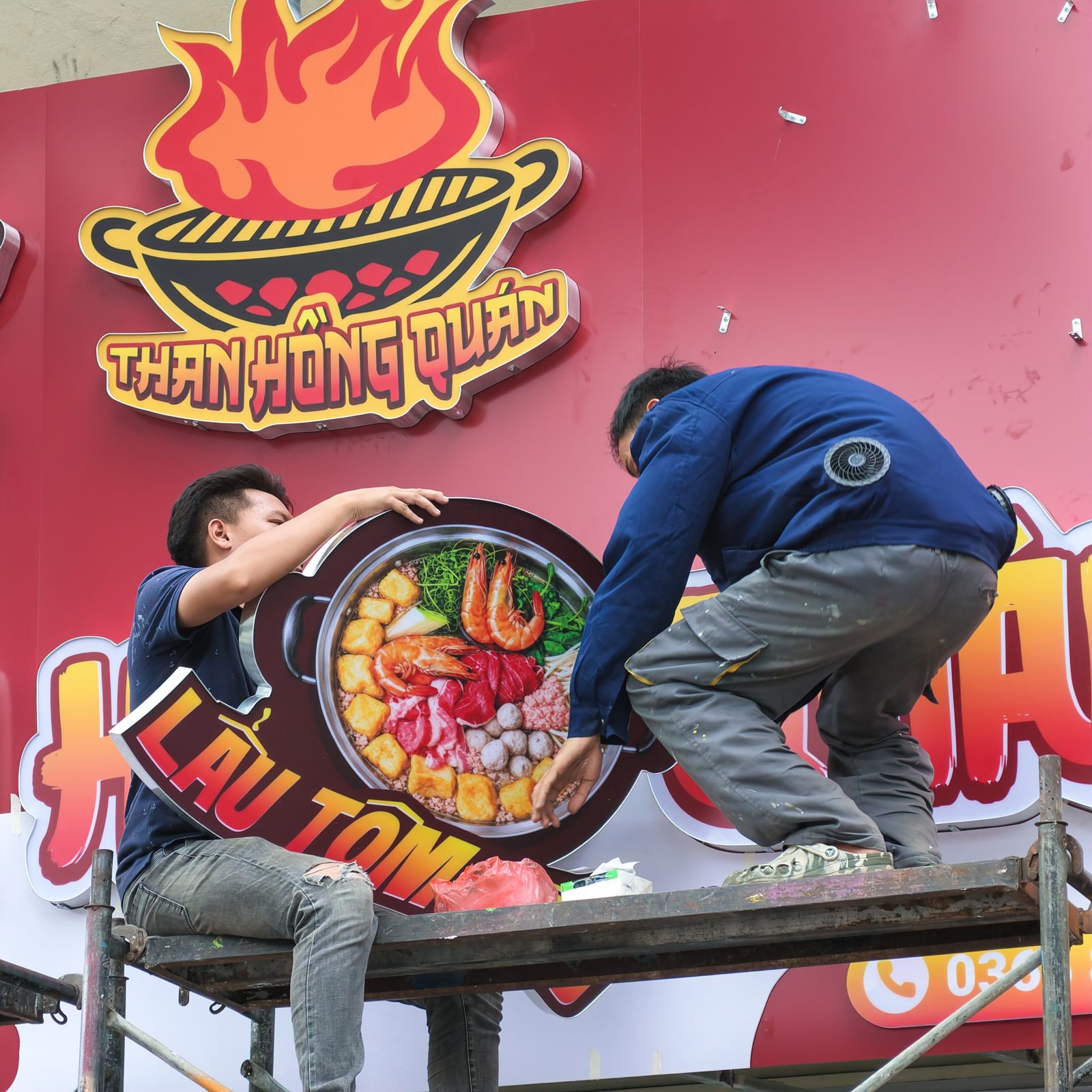 Thi công biển hiệu quán nướng Than Hồng Quán 3 Biển hiệu quán nướng Than Hồng Quán với cụm Lẩu Tôm Bầu đang lắp đặt