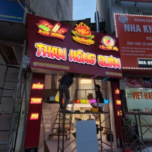 Dự án 6 Biển hiệu quán nướng Than Hồng Quán đang lắp đặt tại mặt tiền