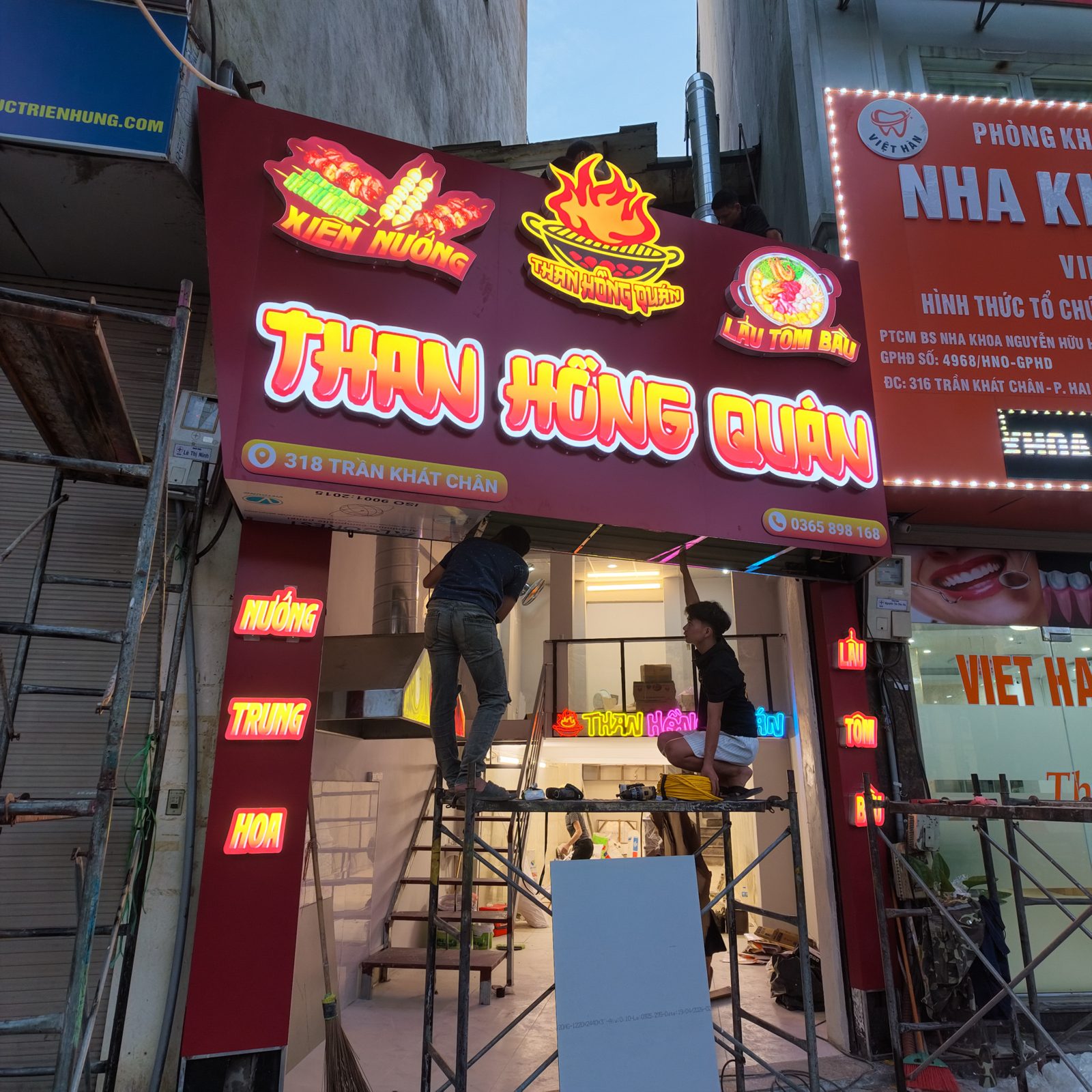 Thi công biển hiệu quán nướng Than Hồng Quán 5 Biển Than Hồng Quán trong quá trình lắp đặt tại mặt tiền