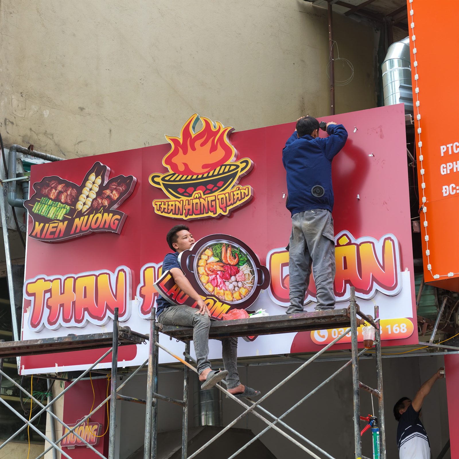 Thi công biển hiệu quán nướng Than Hồng Quán 6 Lắp đặt biển hiệu quán nướng Than Hồng Quán tại mặt tiền