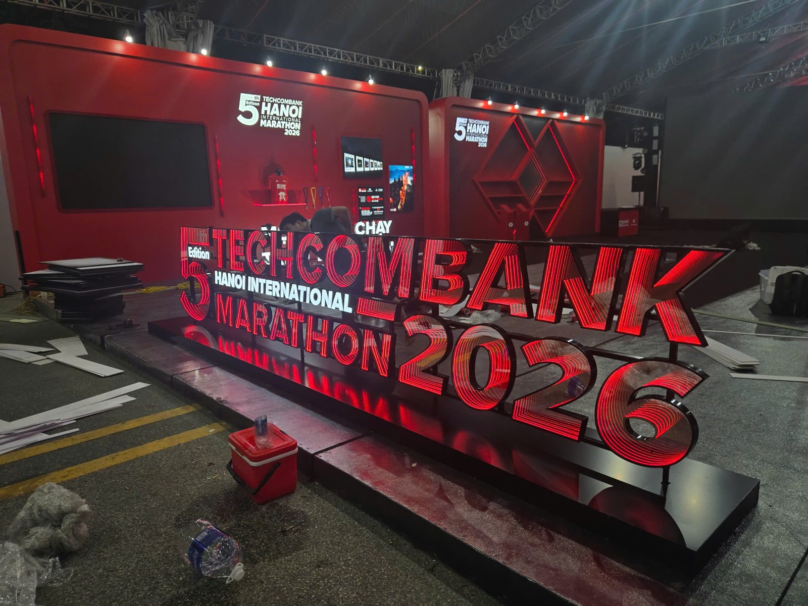 Thi công biển neon vô cực nổi khối cho khu check in Techcombank Hanoi International Marathon 2026 1 Biển neon vô cực nổi khối tại khu check in Techcombank Hanoi International Marathon 2026