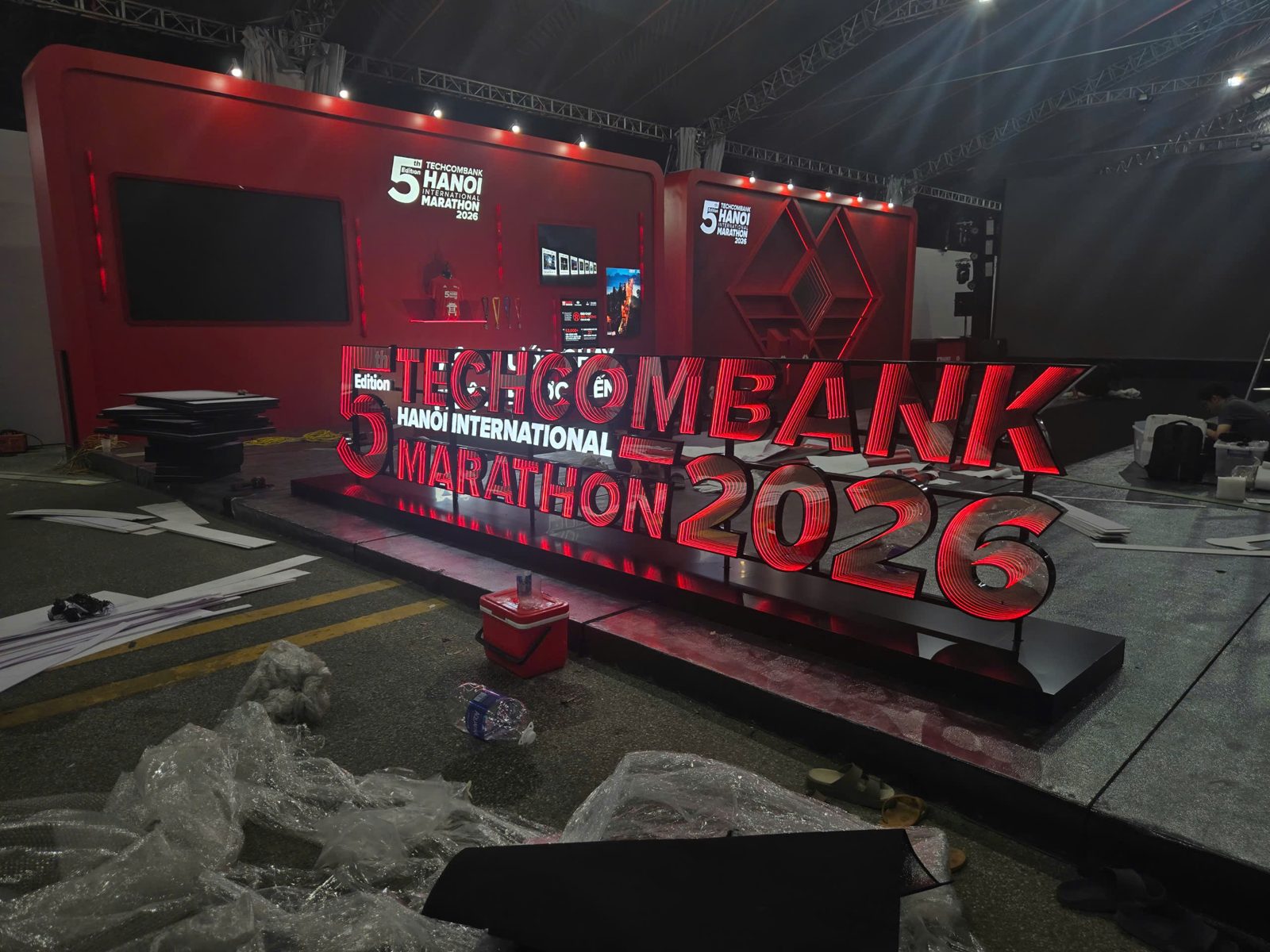 Thi công biển neon vô cực nổi khối cho khu check in Techcombank Hanoi International Marathon 2026 2 Biển neon vô cực nổi khối cho khu check in Techcombank Hanoi International Marathon 2026