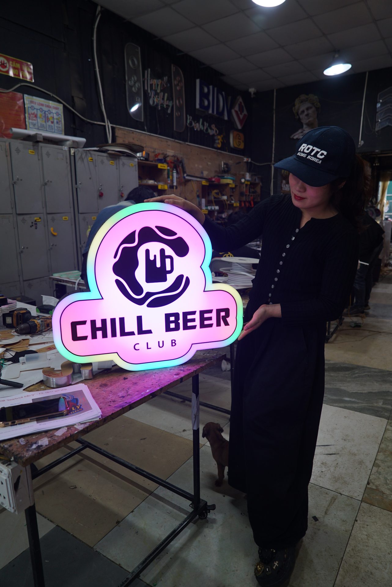 Biển quán nhậu, quán bia, lẩu nướng: 6 kiểu mặt tiền sáng rõ về đêm 5 Neon sign Chill Beer được bật sáng trong bộ ảnh