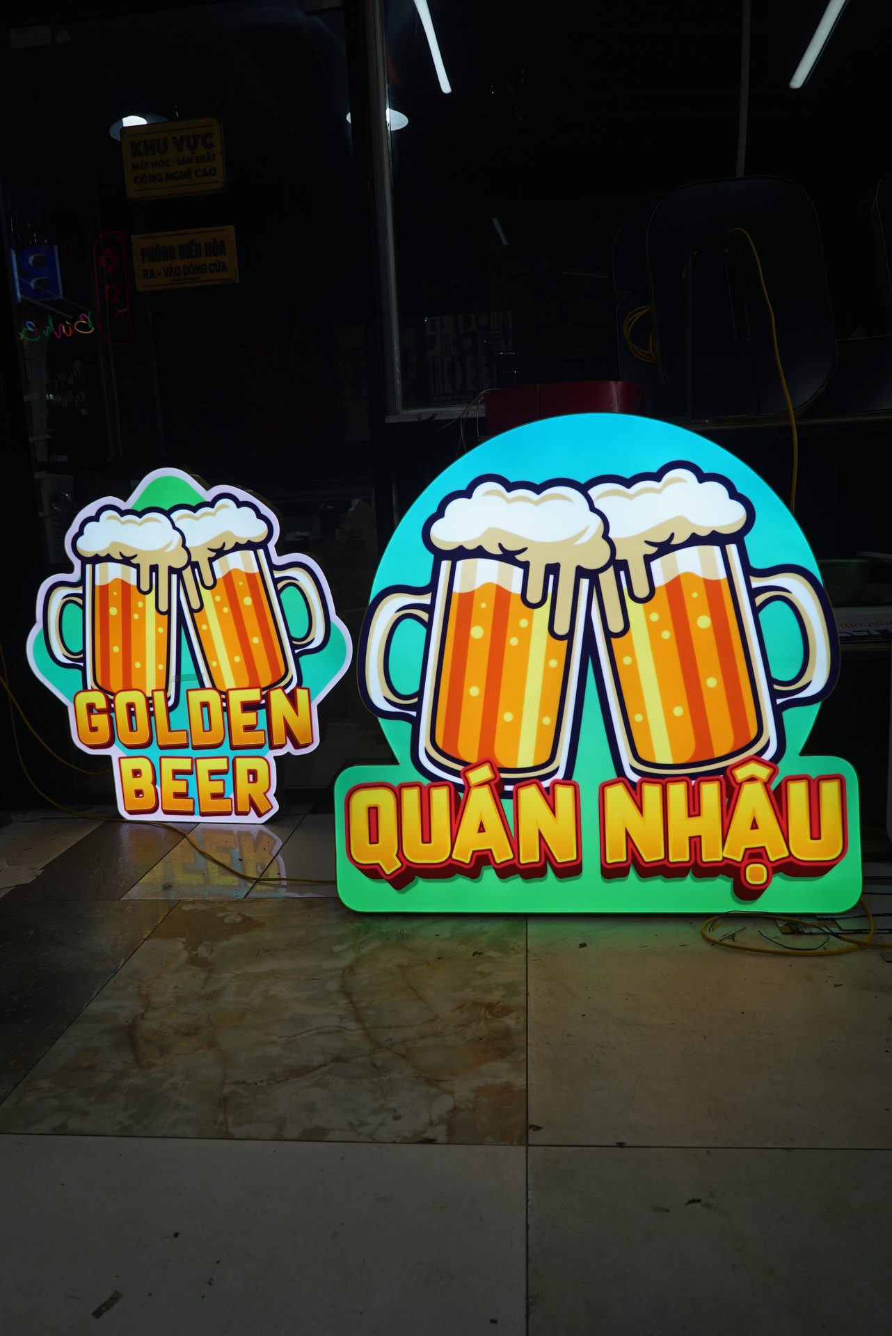 Biển quán nhậu, quán bia, lẩu nướng: 6 kiểu mặt tiền sáng rõ về đêm 1 Biển quán nhậu Golden Beer với cốc bia neon phát sáng