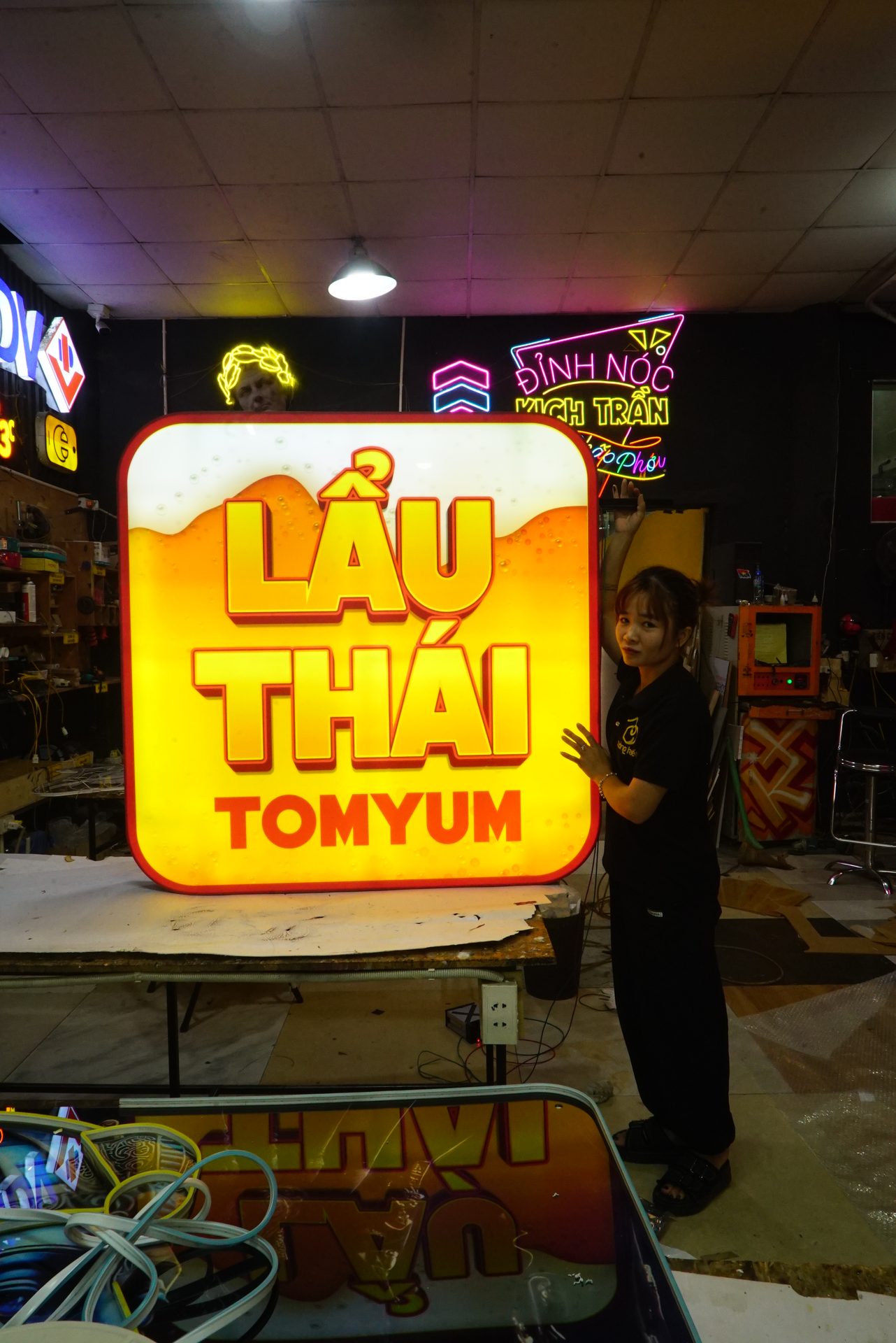 Biển quán nhậu, quán bia, lẩu nướng: 6 kiểu mặt tiền sáng rõ về đêm 4 Biển sáng Lẩu Thái Tomyum tại lối vào quán