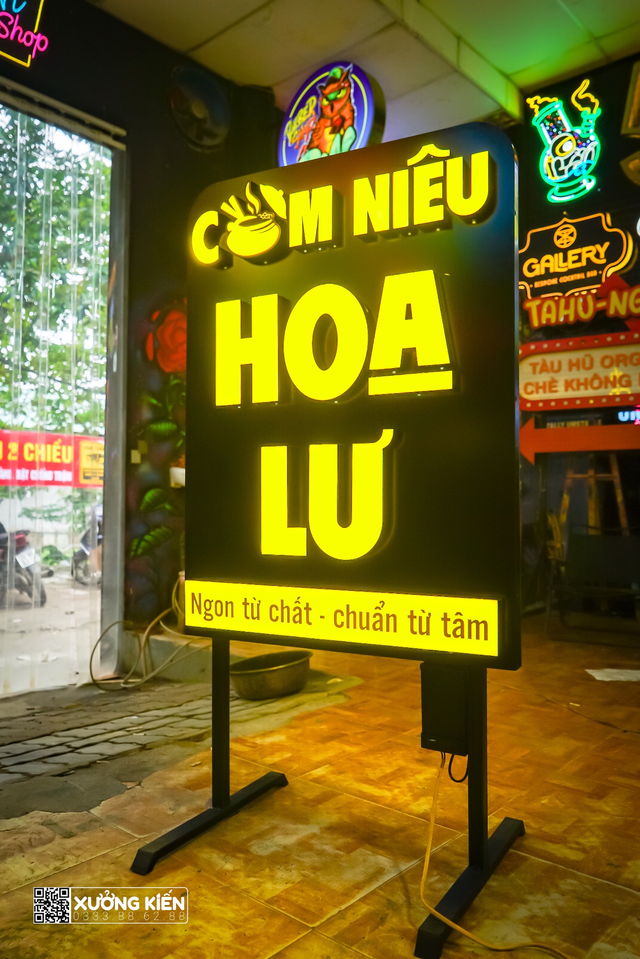 Biển vẫy 2 mặt hay 1 mặt? Chọn theo 4 câu hỏi 2 Biển chữ nổi phát sáng màu vàng đặt trước cửa hàng, nổi bật trong không gian buổi tối