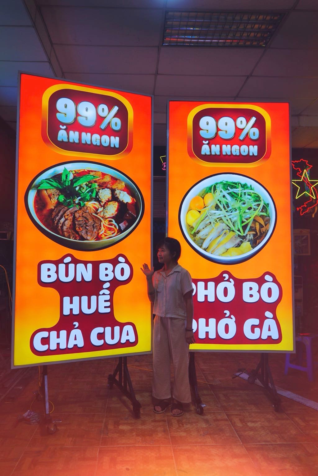 Biển vẫy 2 mặt hay 1 mặt? Chọn theo 4 câu hỏi 5 Hai biển hiệu hộp đèn màu cam hiển thị hình món ăn và tên các món bún phở