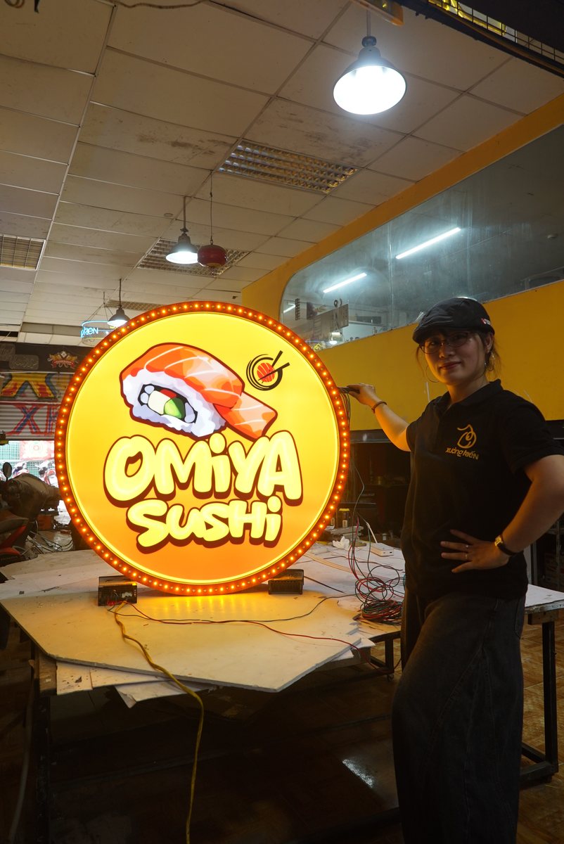 Biển vẫy quảng cáo: 5 kiểu giúp quán dễ được thấy từ xa 4 Biển vẫy tròn phát sáng cho cửa hàng