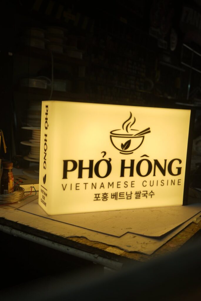 Biển vẫy quảng cáo: 5 kiểu giúp quán dễ được thấy từ xa 1 Biển vẫy quảng cáo đang thử sáng tại xưởng