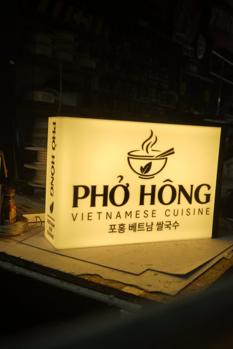Sản phẩm 1 Biển vẫy quảng cáo đang thử sáng tại xưởng