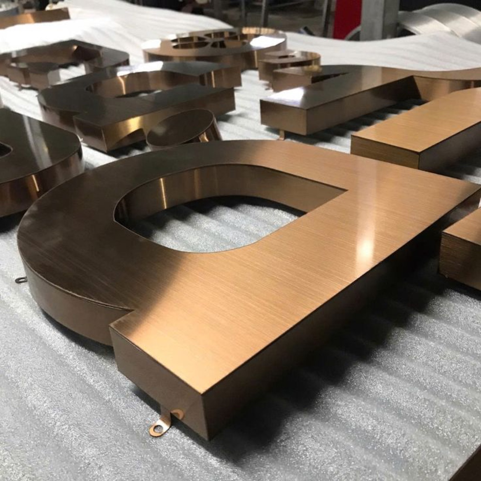 Chữ inox vàng gương, xước hay sơn màu: loại nào hợp với cửa hàng của bạn 5 Mẫu chữ kim loại màu vàng nhìn toàn bộ chữ, minh họa trong bài chữ nổi inox