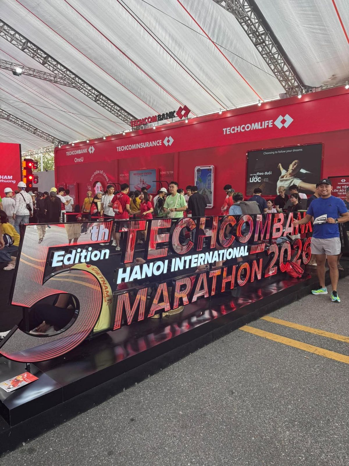 Thi công biển neon vô cực nổi khối cho khu check in Techcombank Hanoi International Marathon 2026 3 Chữ nổi khối và biển neon vô cực cho bục check in Techcombank Hanoi International Marathon 2026