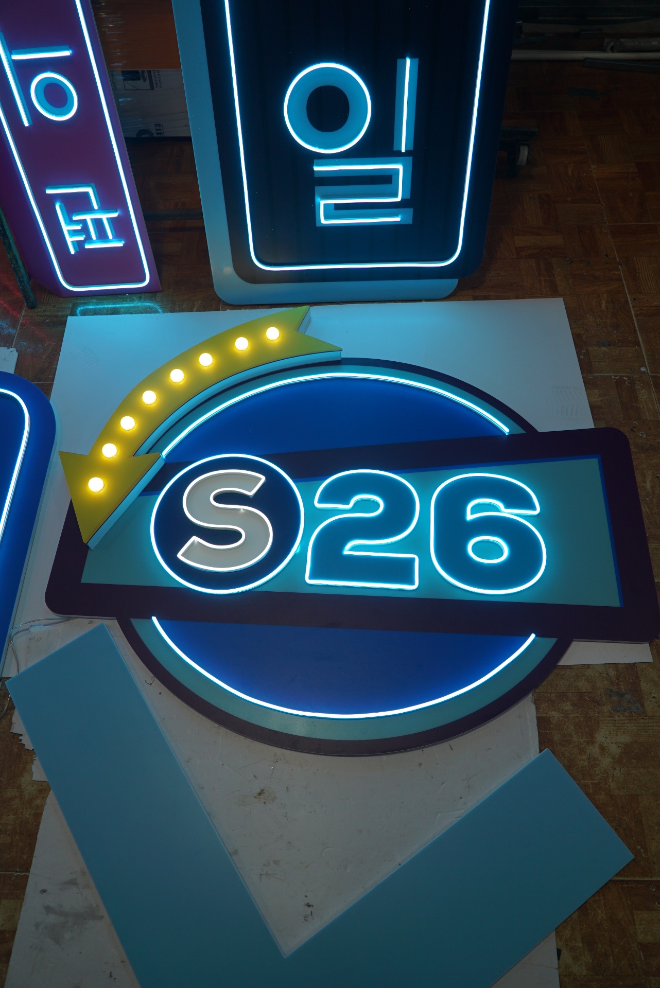 Đèn neon trang trí cửa hàng tiện lợi S26 tại Thanh Hoá 2 Cận cảnh bảng logo S26 hình tròn với viền sáng xanh và dải bóng đèn vàng