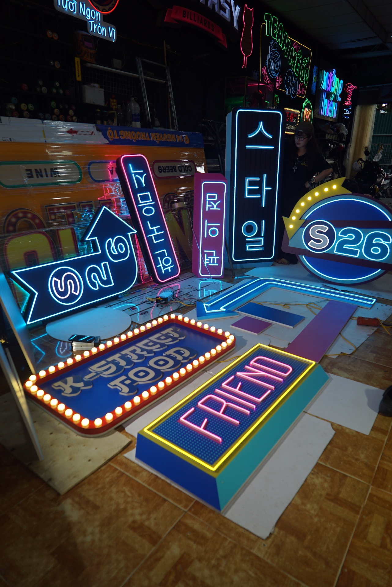 Đèn neon trang trí cửa hàng tiện lợi S26 tại Thanh Hoá 8 Cụm biển S26, bảng FRIEND và biển chữ phát sáng được xếp thành một bộ hoàn chỉnh