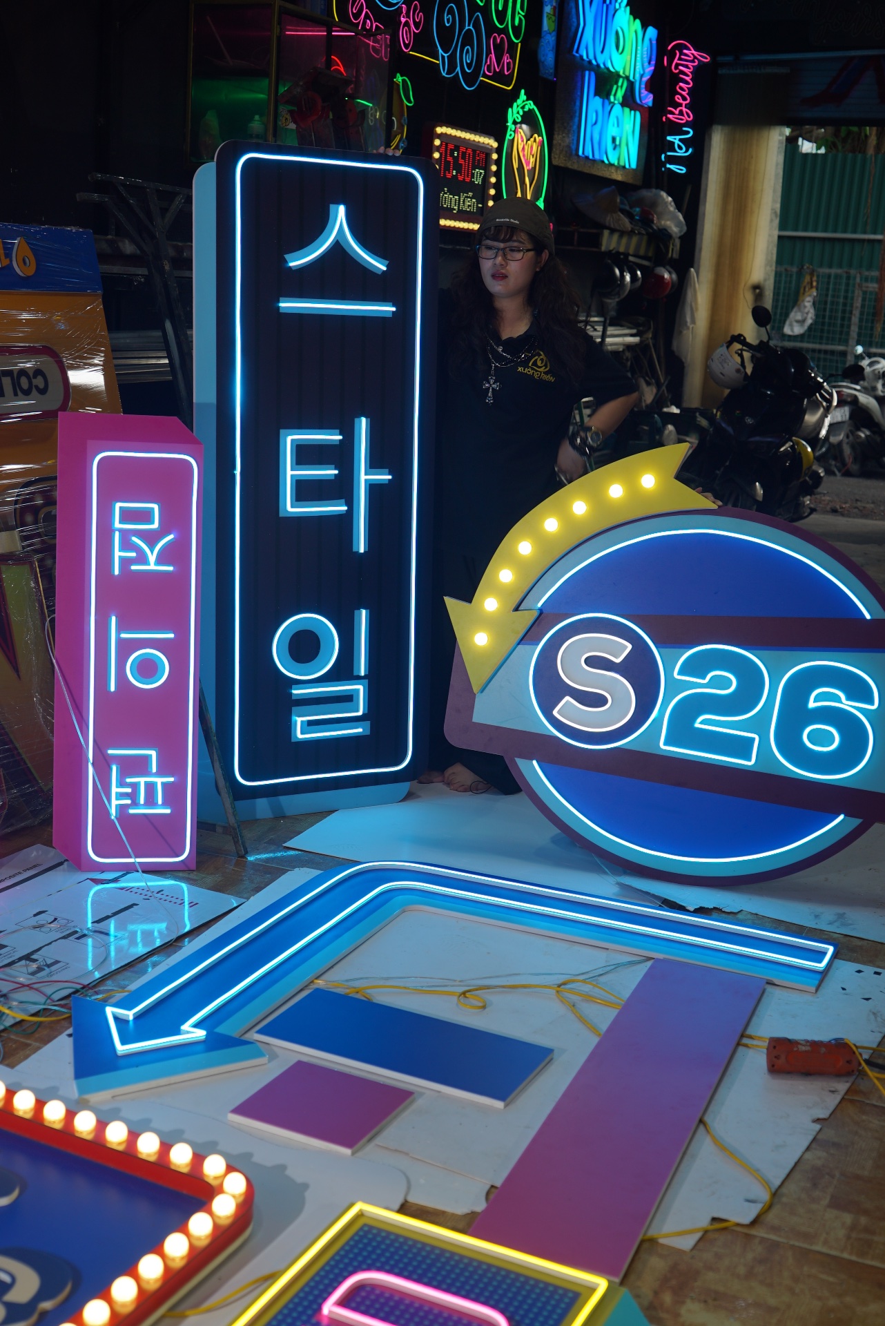 Đèn neon trang trí cửa hàng tiện lợi S26 tại Thanh Hoá 6 Bộ biển neon S26 gồm logo tròn, bảng chữ đứng và mũi tên xanh đang được kiểm tra