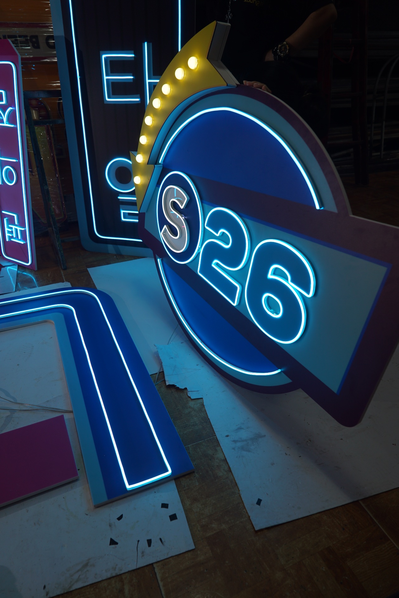 Đèn neon trang trí cửa hàng tiện lợi S26 tại Thanh Hoá 5 Mặt sau và cạnh bên logo S26 với đường viền neon xanh cùng phần dây đấu nối