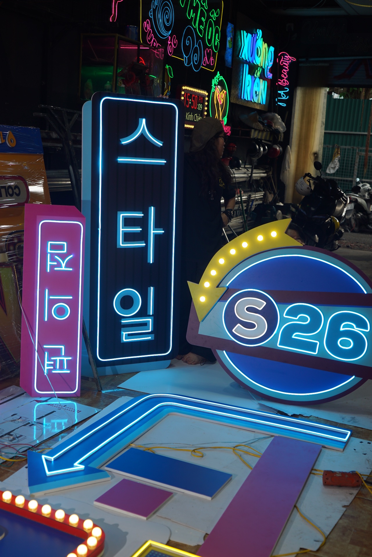 Đèn neon trang trí cửa hàng tiện lợi S26 tại Thanh Hoá 10 Logo S26 hình tròn đặt cạnh bảng chữ đứng và mũi tên neon màu xanh
