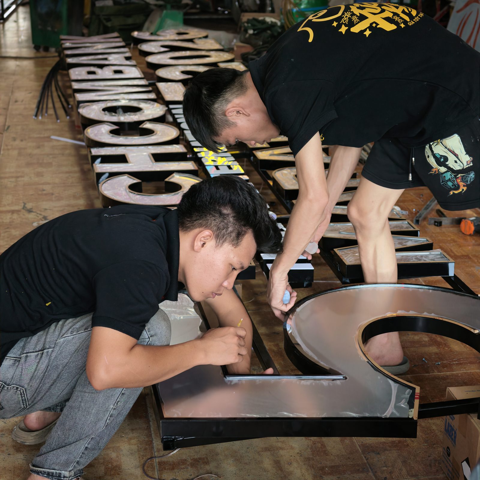 Thi công biển neon vô cực nổi khối cho khu check in Techcombank Hanoi International Marathon 2026 5 Gia công biển neon cho hạng mục Techcombank Marathon tại Xưởng Kiến