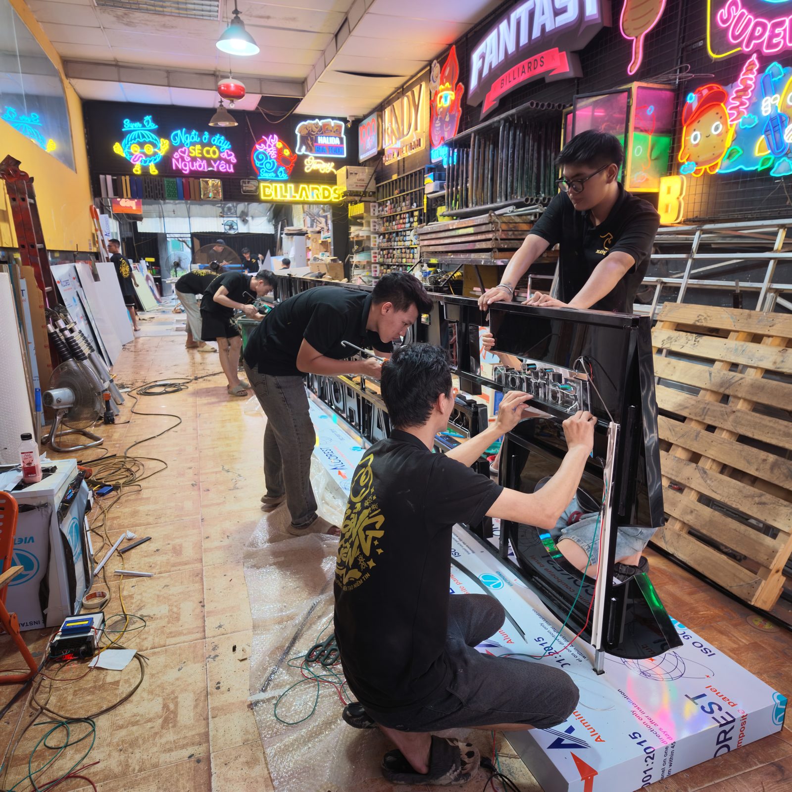 Thi công biển neon vô cực nổi khối cho khu check in Techcombank Hanoi International Marathon 2026 7 Nhân sự Xưởng Kiến xử lý hạng mục biển phát sáng cho sự kiện