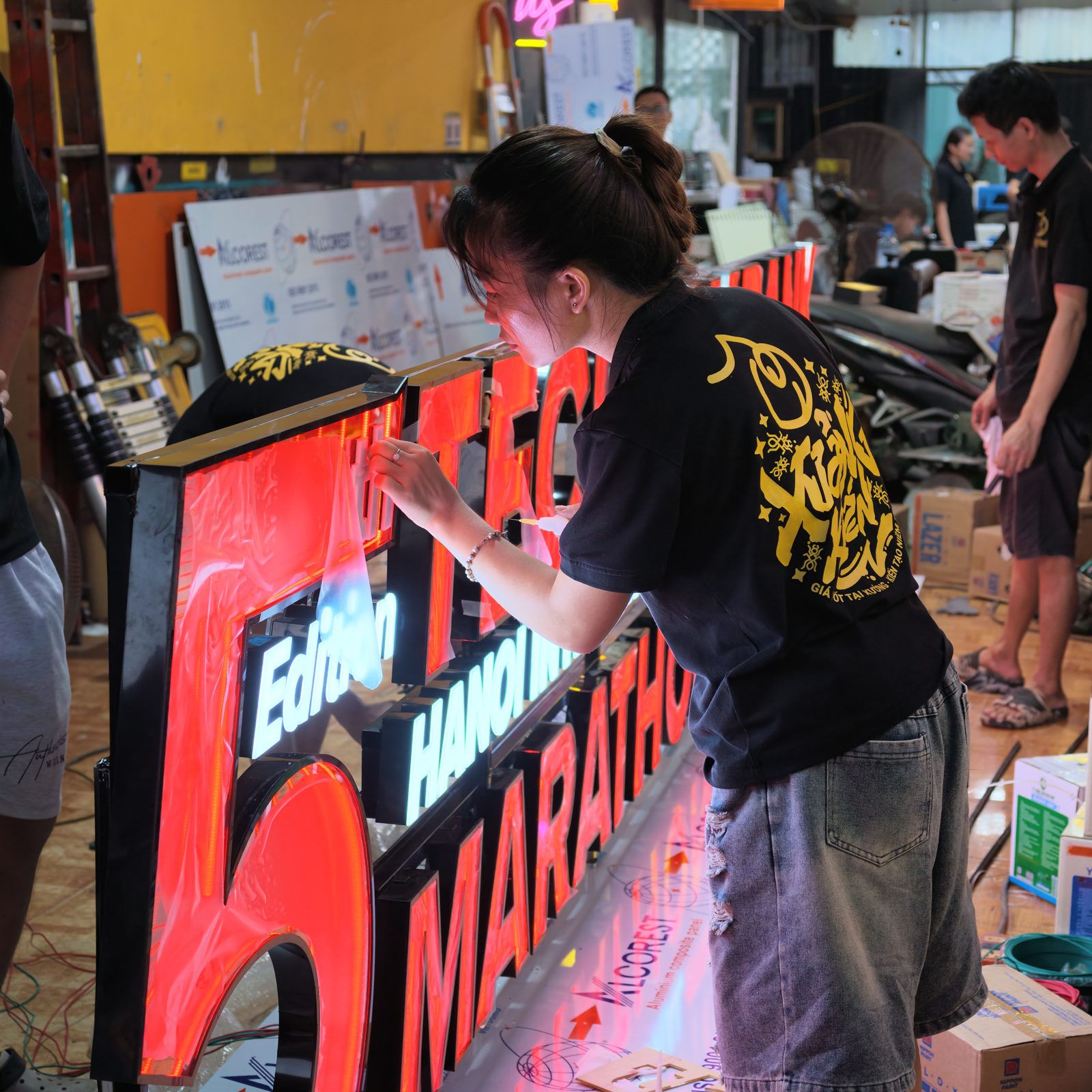 Thi công biển neon vô cực nổi khối cho khu check in Techcombank Hanoi International Marathon 2026 9 Chi tiết hạng mục biển neon trong quá trình hoàn thiện