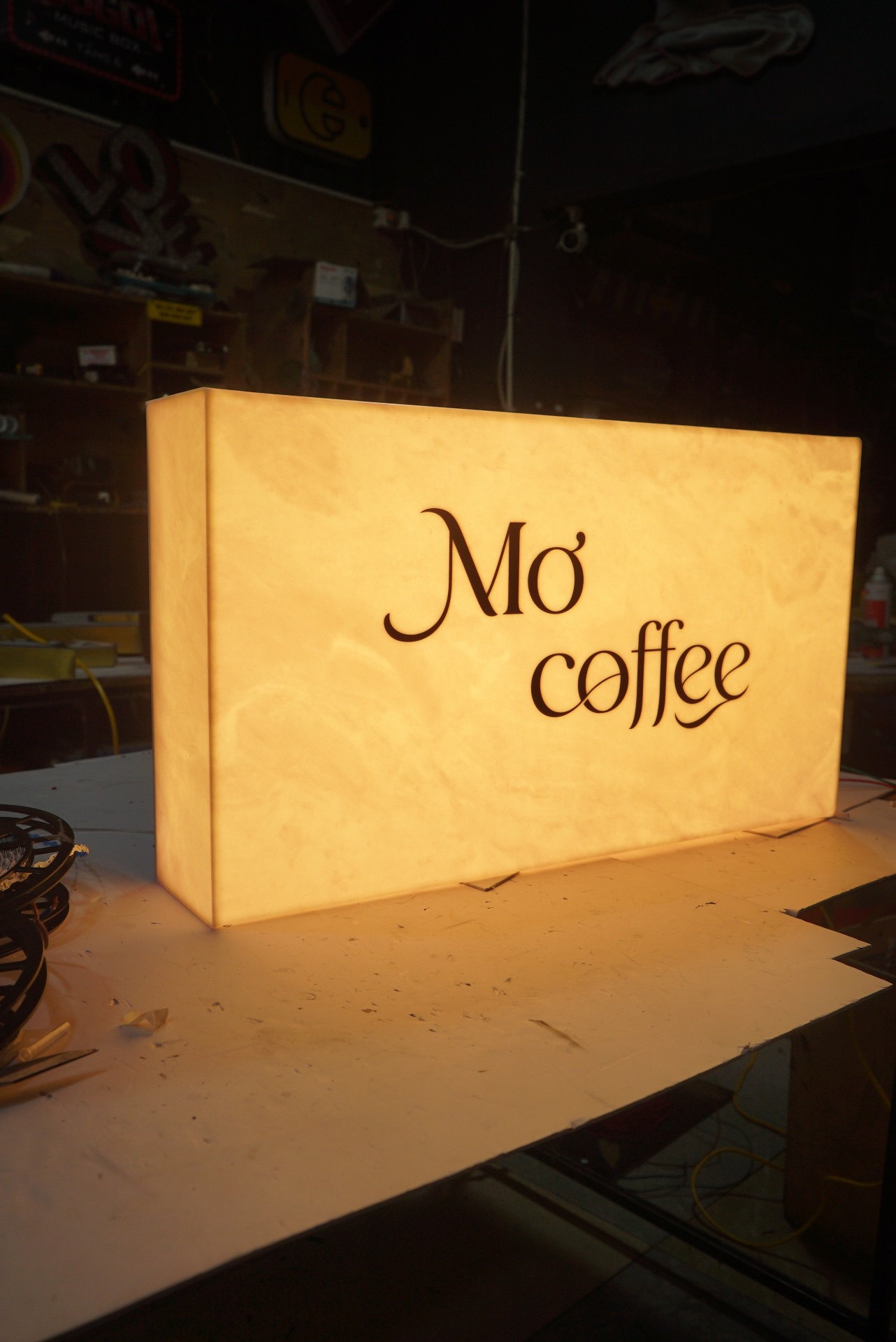 Hộp đèn mica vuông phát sáng vàng với chữ Mơ coffee trên mặt hộp