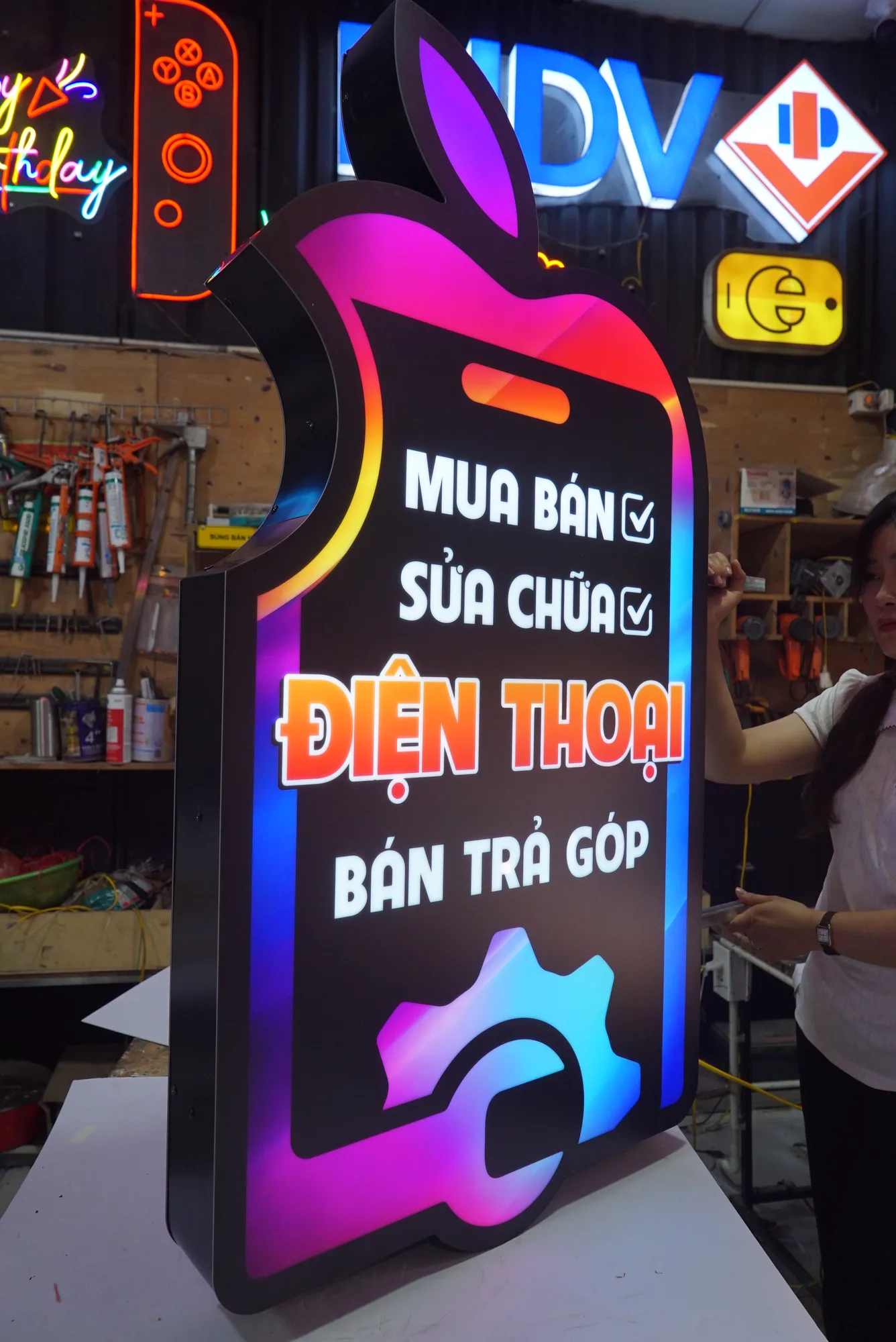 Hộp đèn quảng cáo: 5 loại phổ biến và cách chọn cho mặt tiền 8 Biển hiệu nhiều màu đang phát sáng tại xưởng