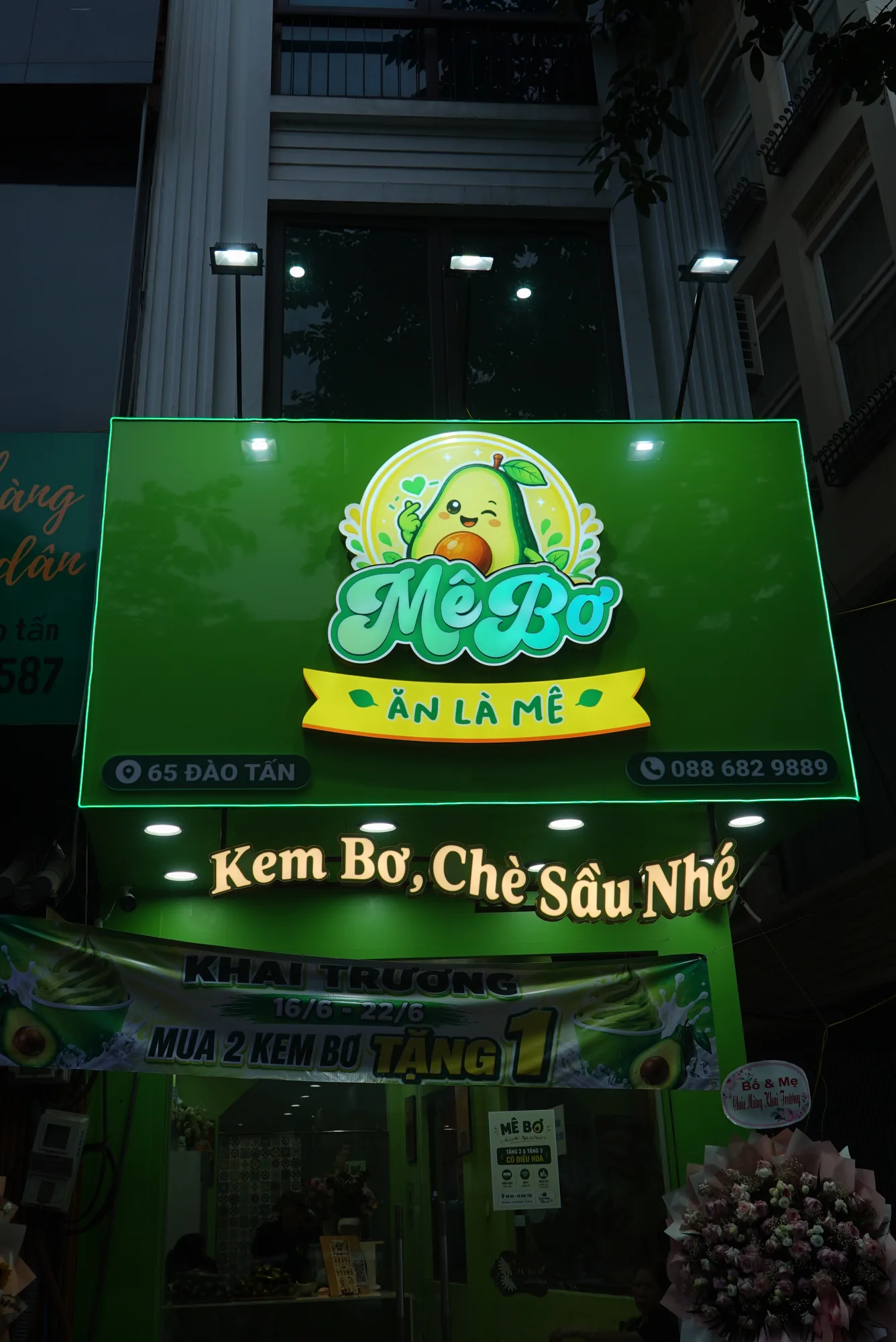 Hộp đèn quảng cáo: 5 loại phổ biến và cách chọn cho mặt tiền 5 Biển hiệu Cheezy phát sáng tại mặt tiền vào buổi tối