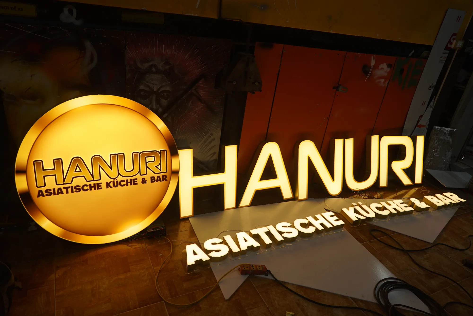 Hộp đèn quảng cáo: 5 loại phổ biến và cách chọn cho mặt tiền 9 Biển Hanuri phát sáng tại xưởng, tham khảo hiệu ứng chữ sáng mặt