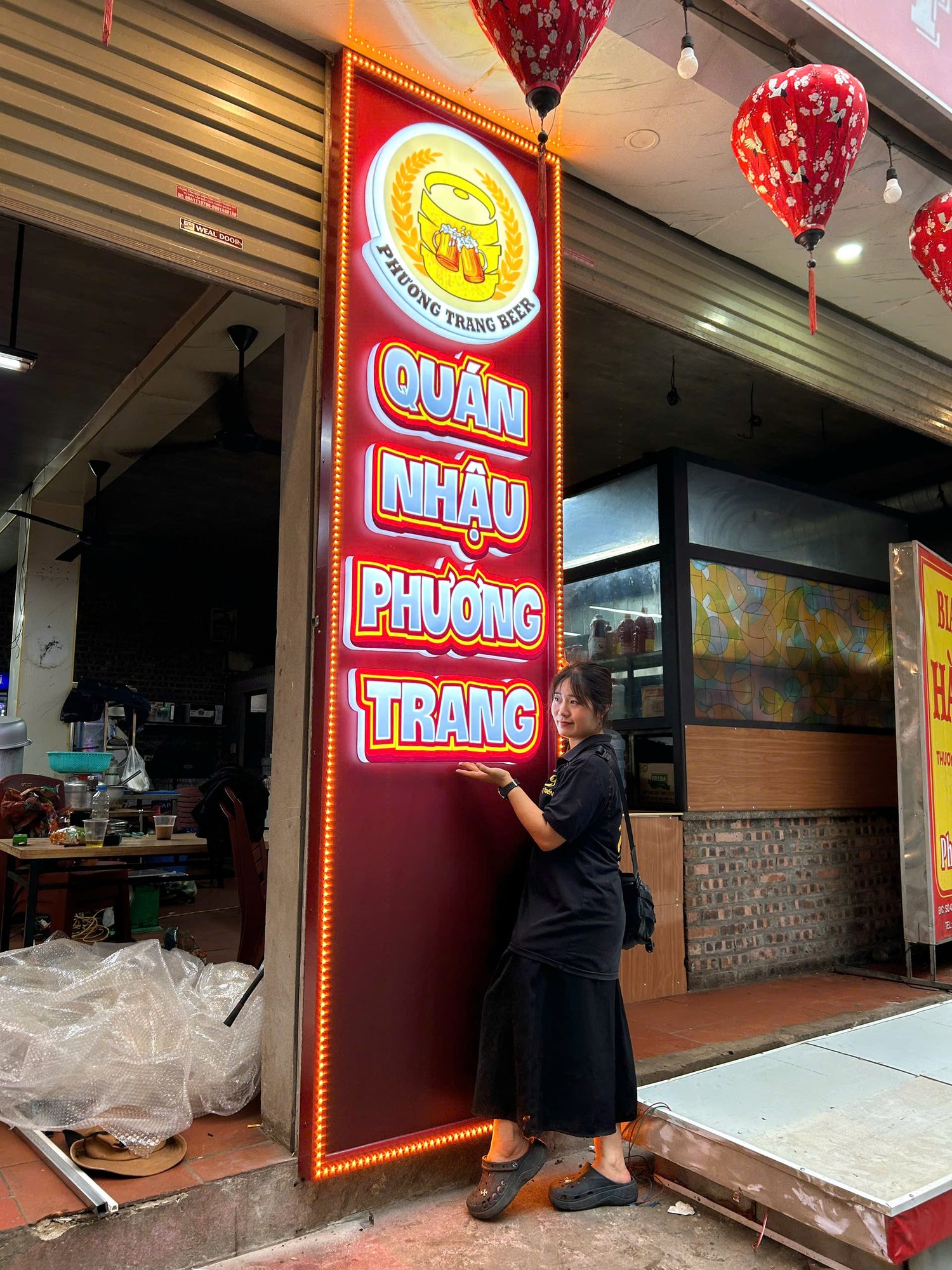Biển dọc hỗ trợ nhận diện cửa hàng