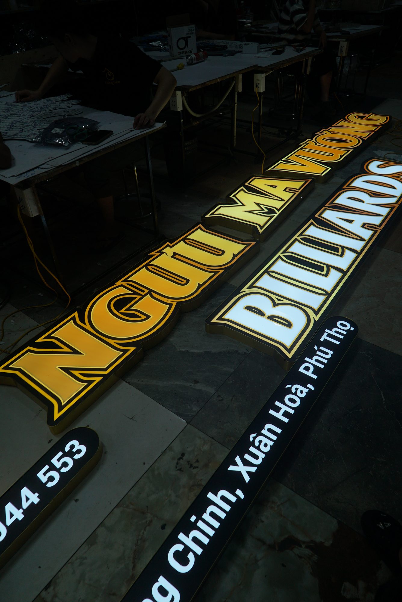 Biển hiệu Nướng Mai Billiards với chữ nổi trên mặt tiền