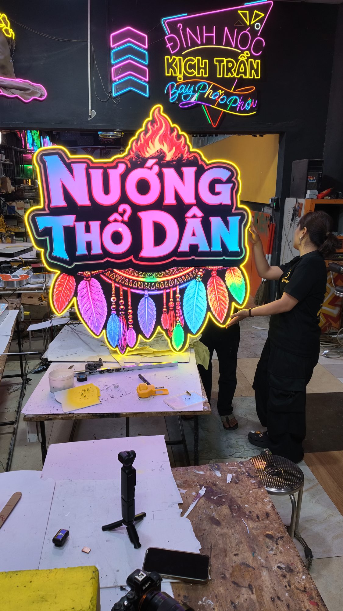 Làm biển quảng cáo tại Hà Nội, biển neon Nướng Thổ Dân đang thử sáng
