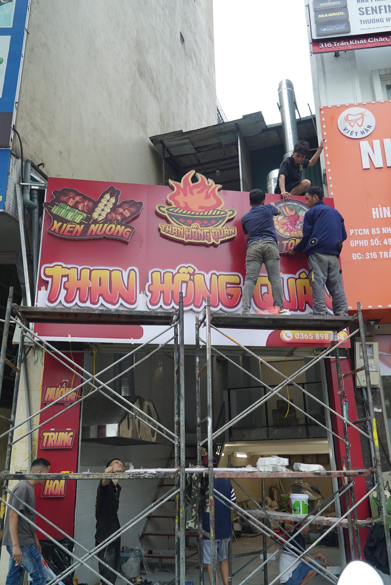 Thi công lắp đặt biển hiệu trên giàn giáo tại công trình